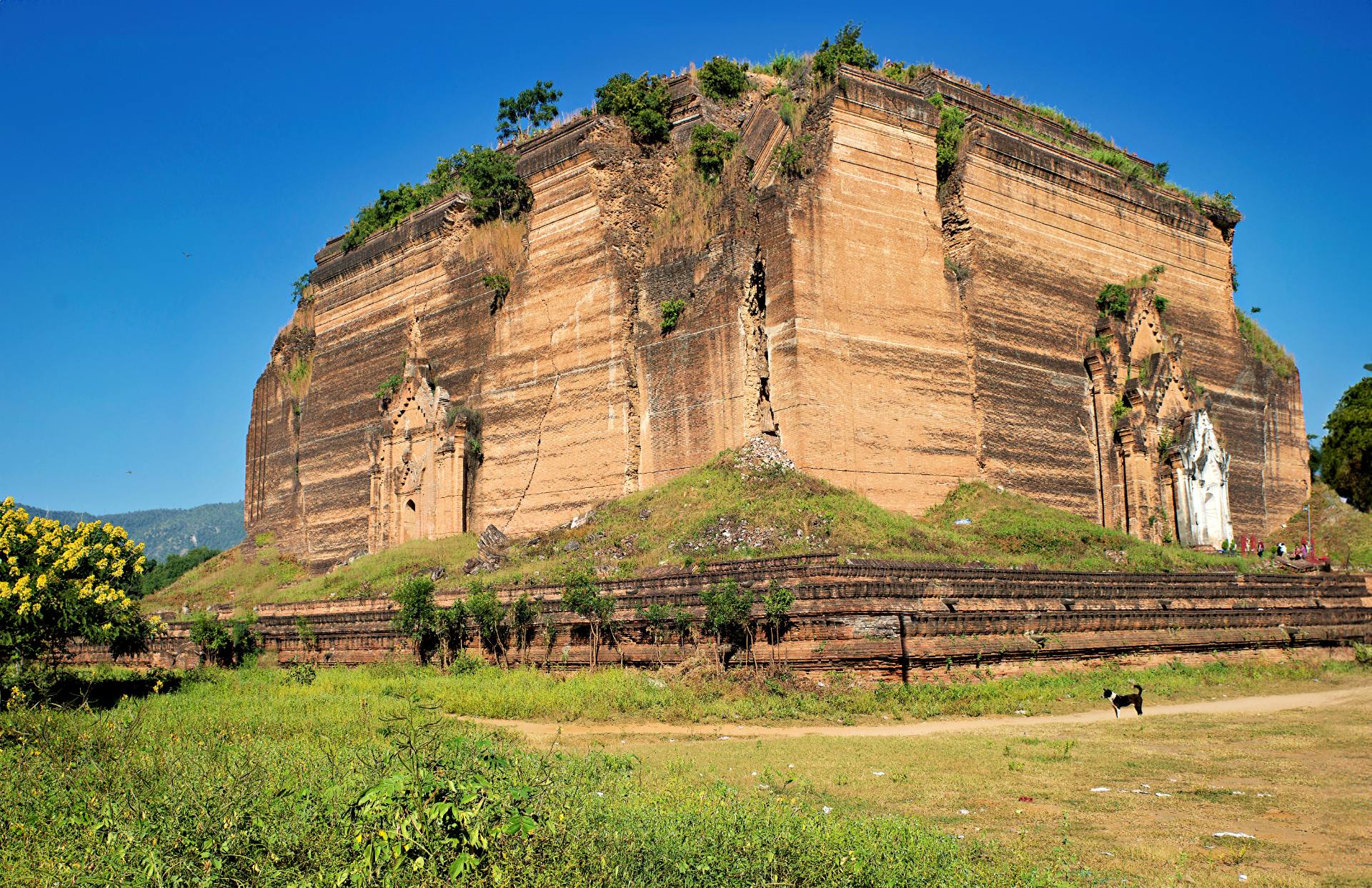 Mingun ist zu einem bekannten Touristenziel geworden, vor allem dank der Pahtodawgyi, einer großen, unvollendeten Stupa, der großen Glocke, die als Teil davon gebaut wurde, und der Hsinbyume-Pagode.